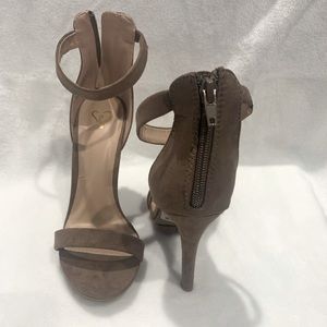 Nude/Taupe Heels, Size 7